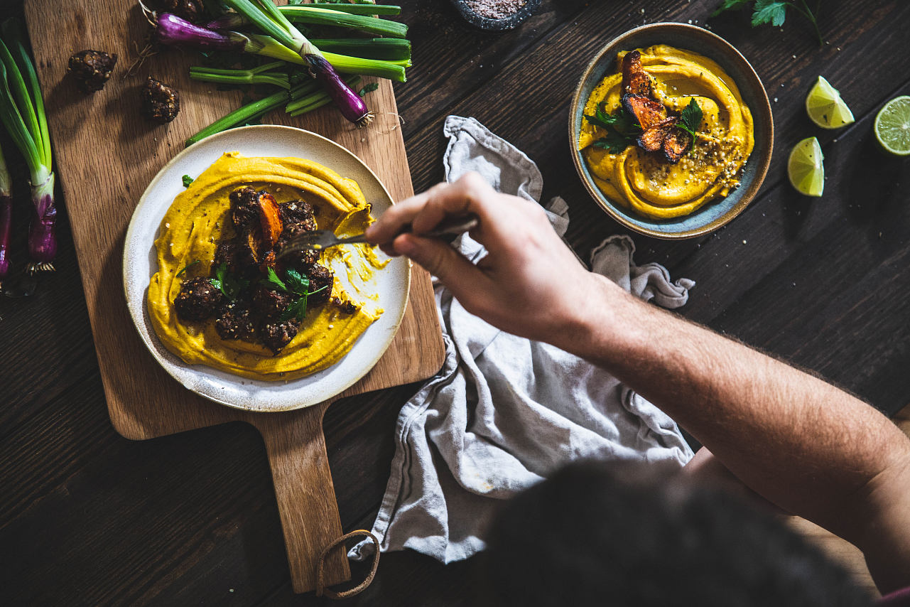 Kurkumový hummus z pečené zeleniny