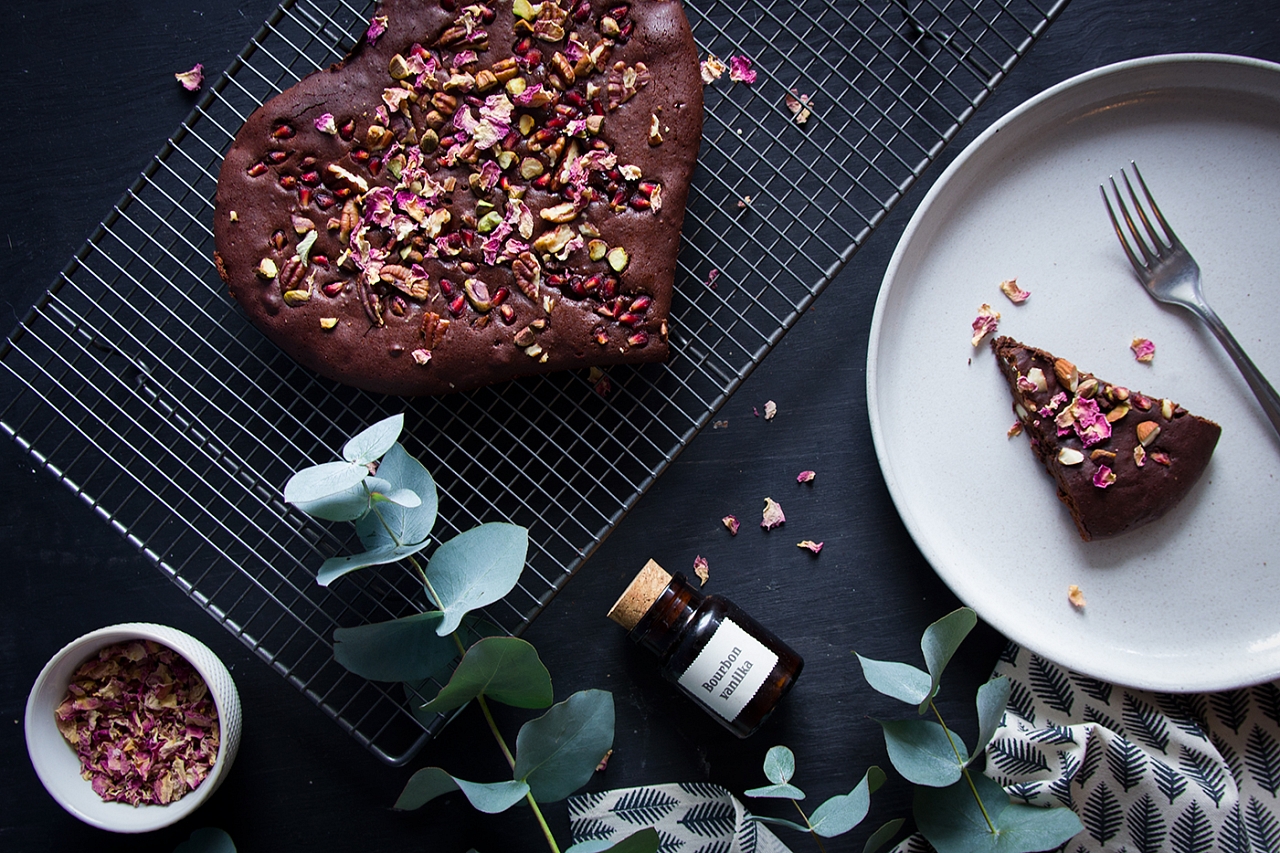 Bezlepkové brownies - skořice, granátové jablko, pekanové ořechy