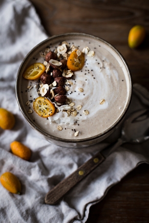 Smoothie bowl s ovesnými vločkami a kokosem