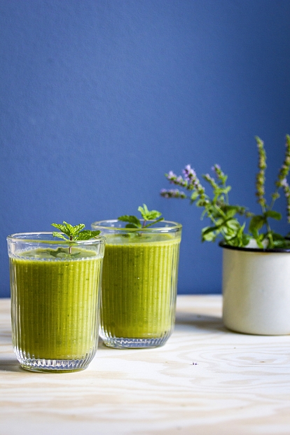 Smoothie - avokádo, máta, mango, špenát