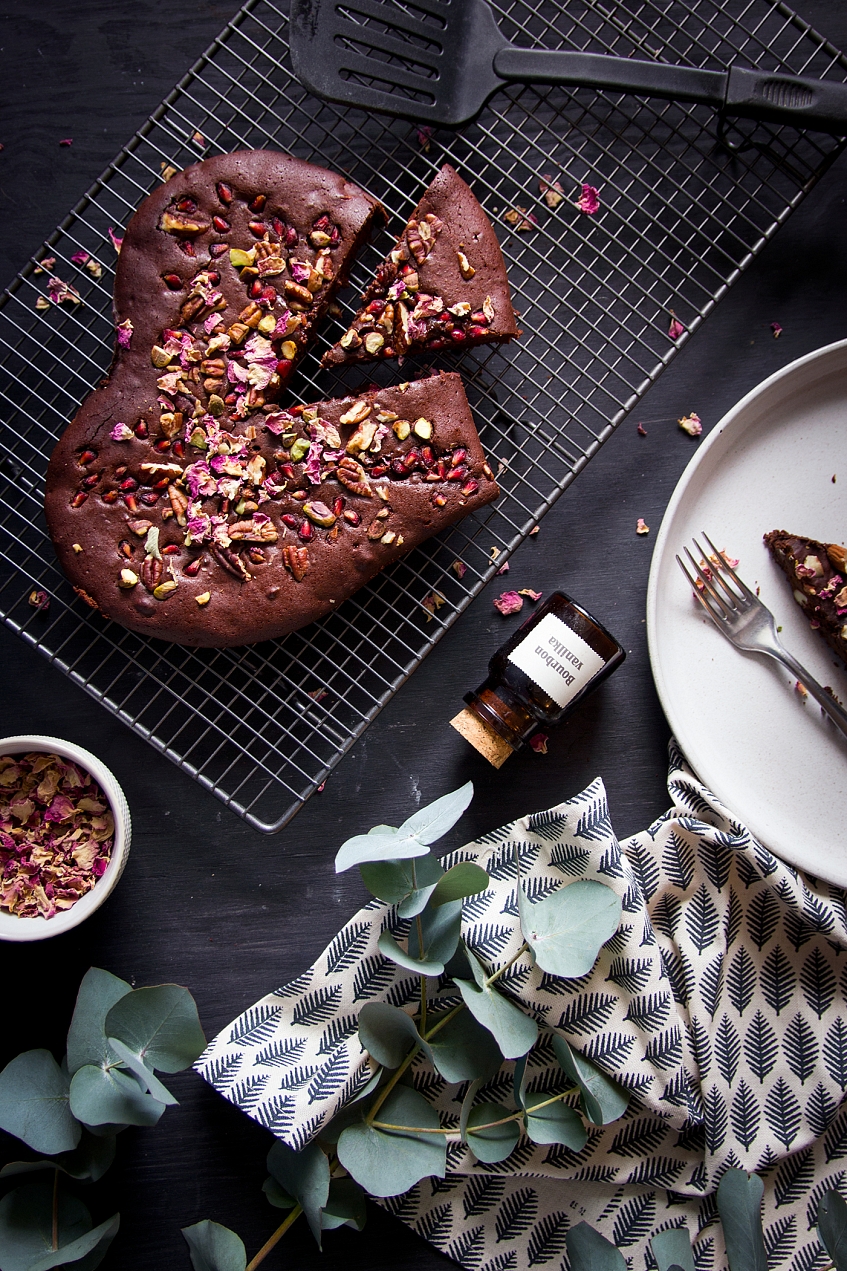 Bezlepkové brownies - skořice, granátové jablko, pekanové ořechy